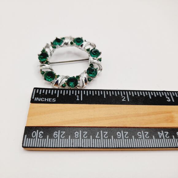 Vintage Emerald Green Wreath Brooch, Rhodium Plated 1.5 Inch Holiday Pin - Picture 5 of 6